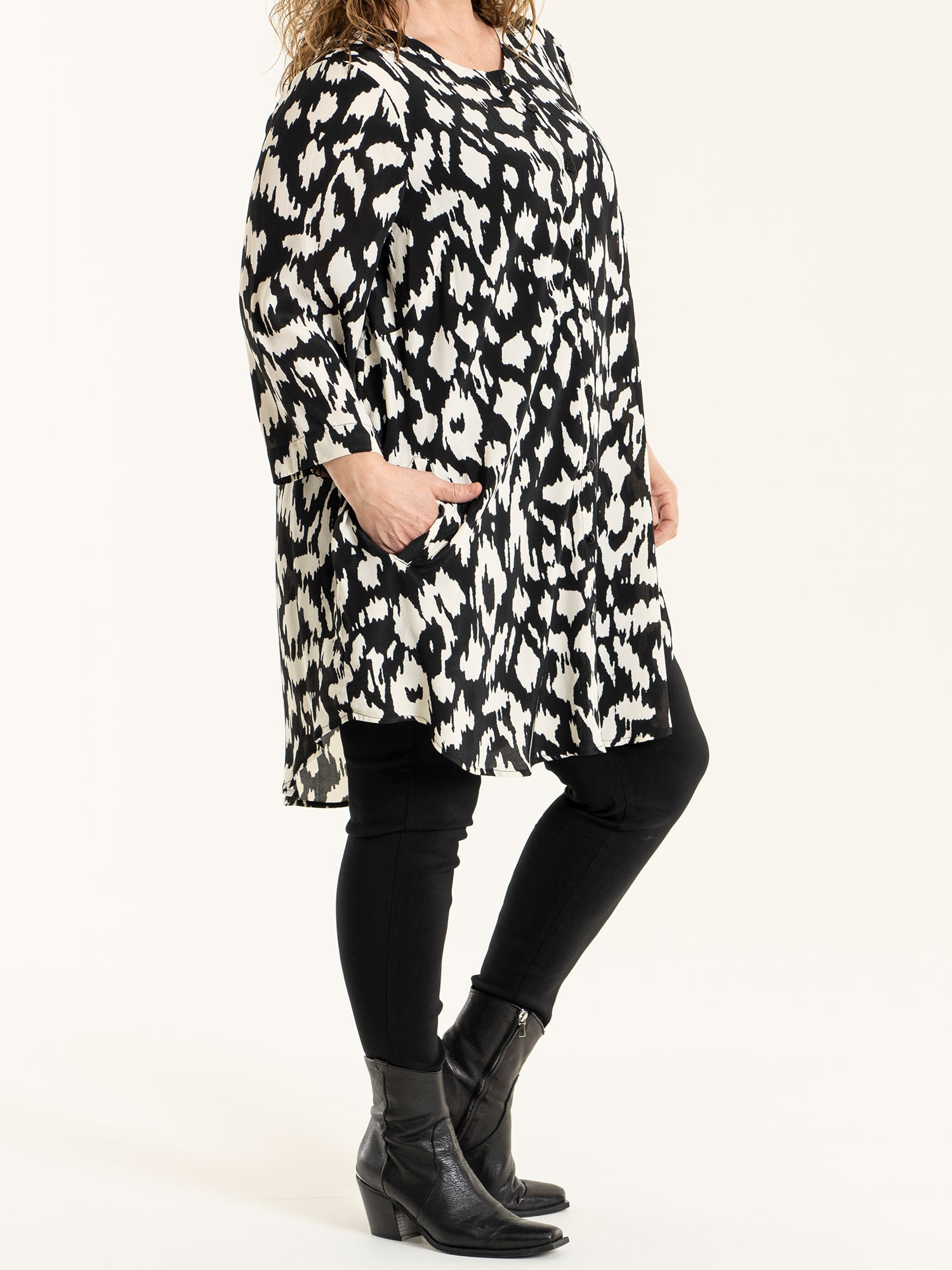 ELISABETH - Sort skjorte tunika i viskose med print fra Gozzip
