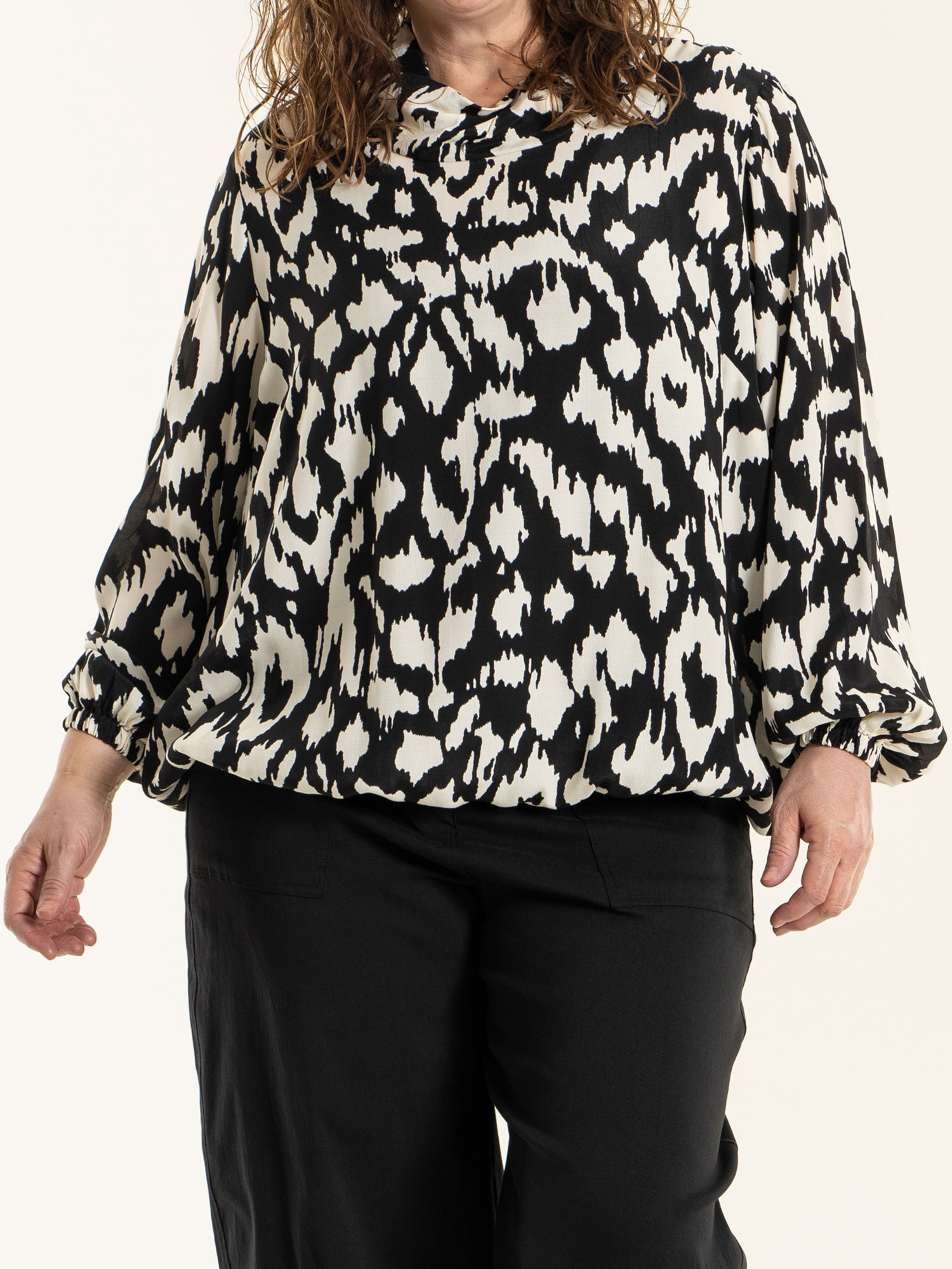 ELISA - Viskose bluse i sort og råhvid mønster fra Gozzip