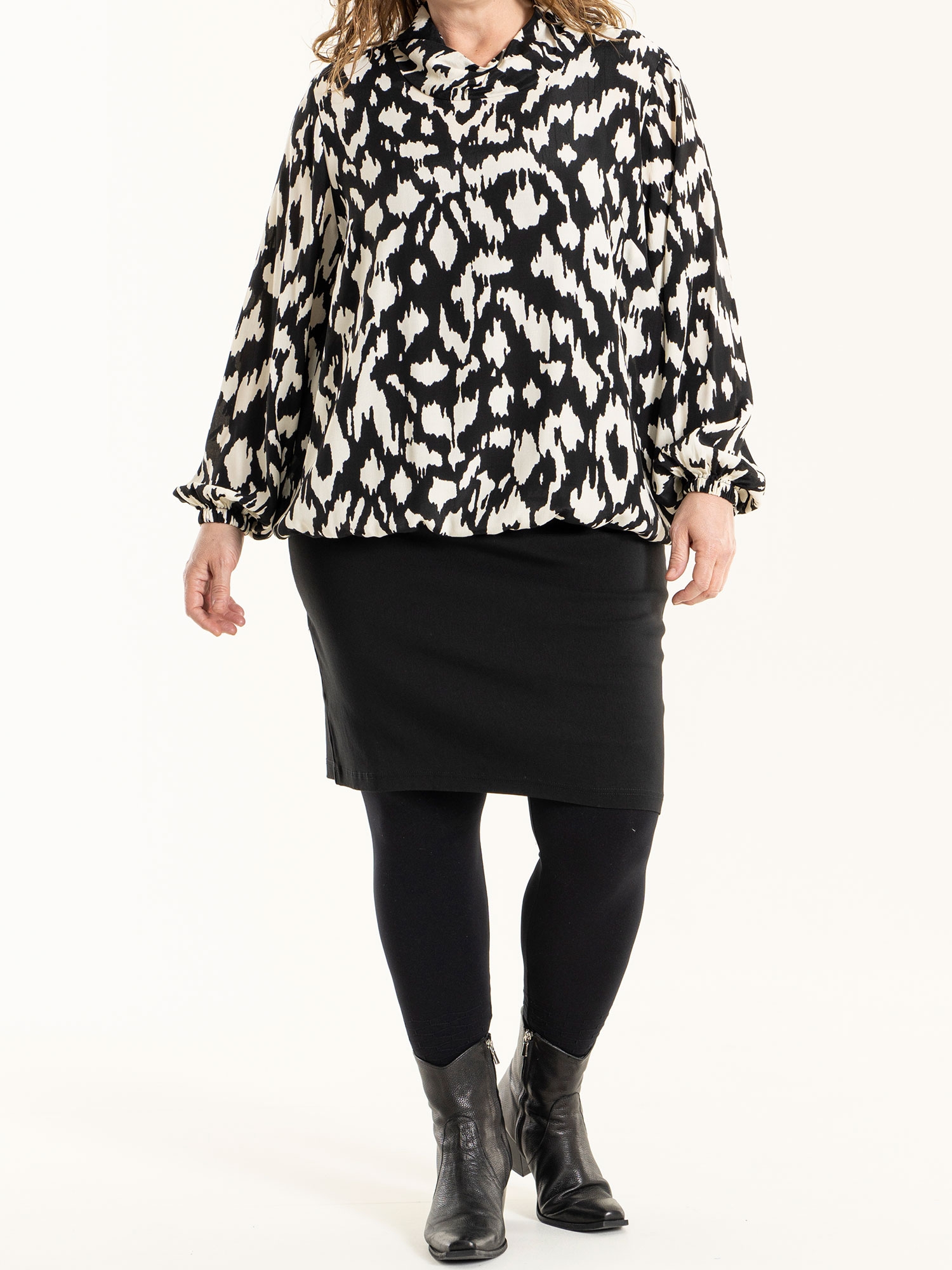 ELISA - Viskose bluse i sort og råhvid mønster fra Gozzip