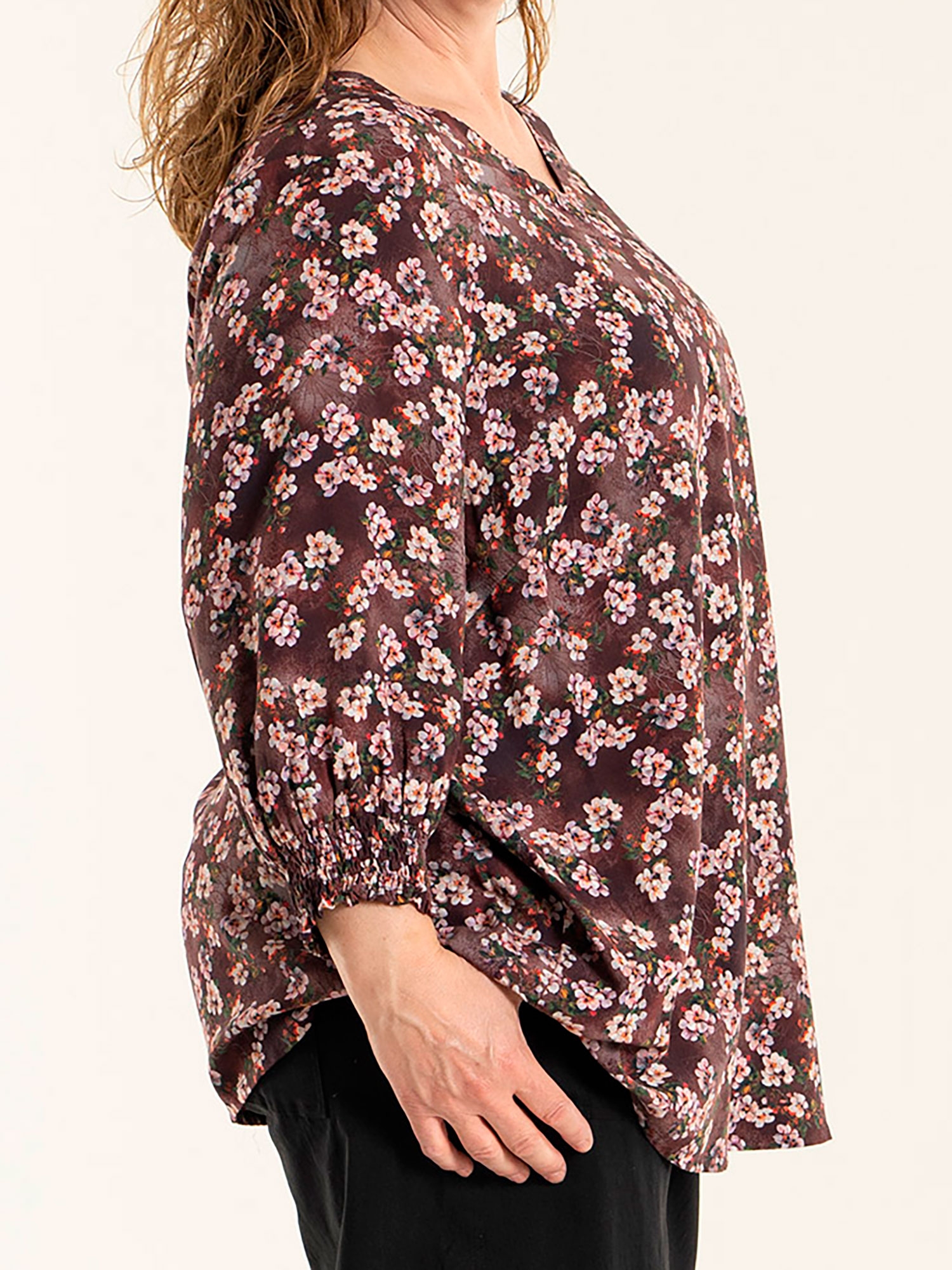 MARRY - Viskose bluse i bordeaux print med blomster fra Gozzip