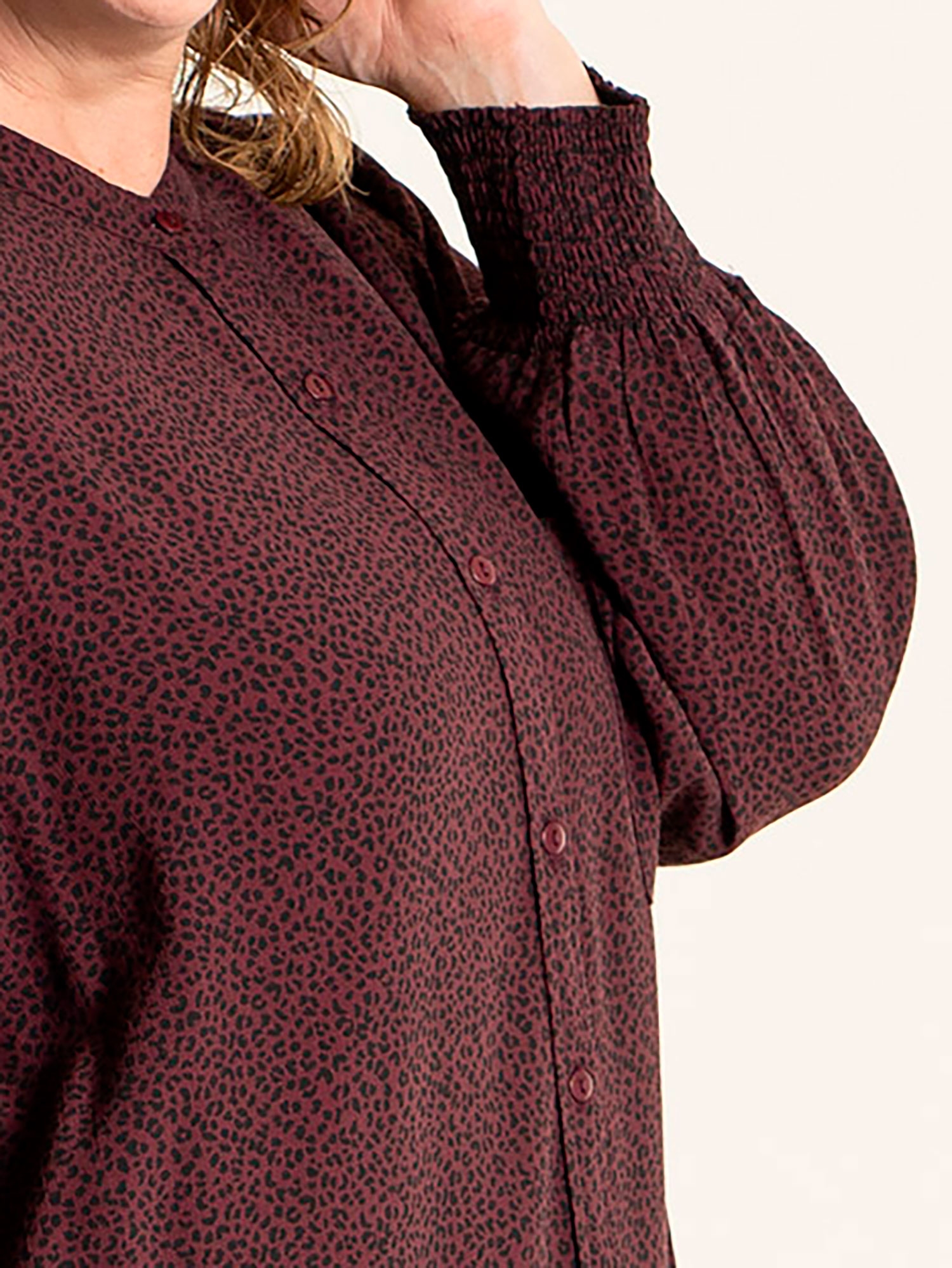 ULRIKKE - Bordeaux skjorte tunika i viskose med sort print fra Gozzip