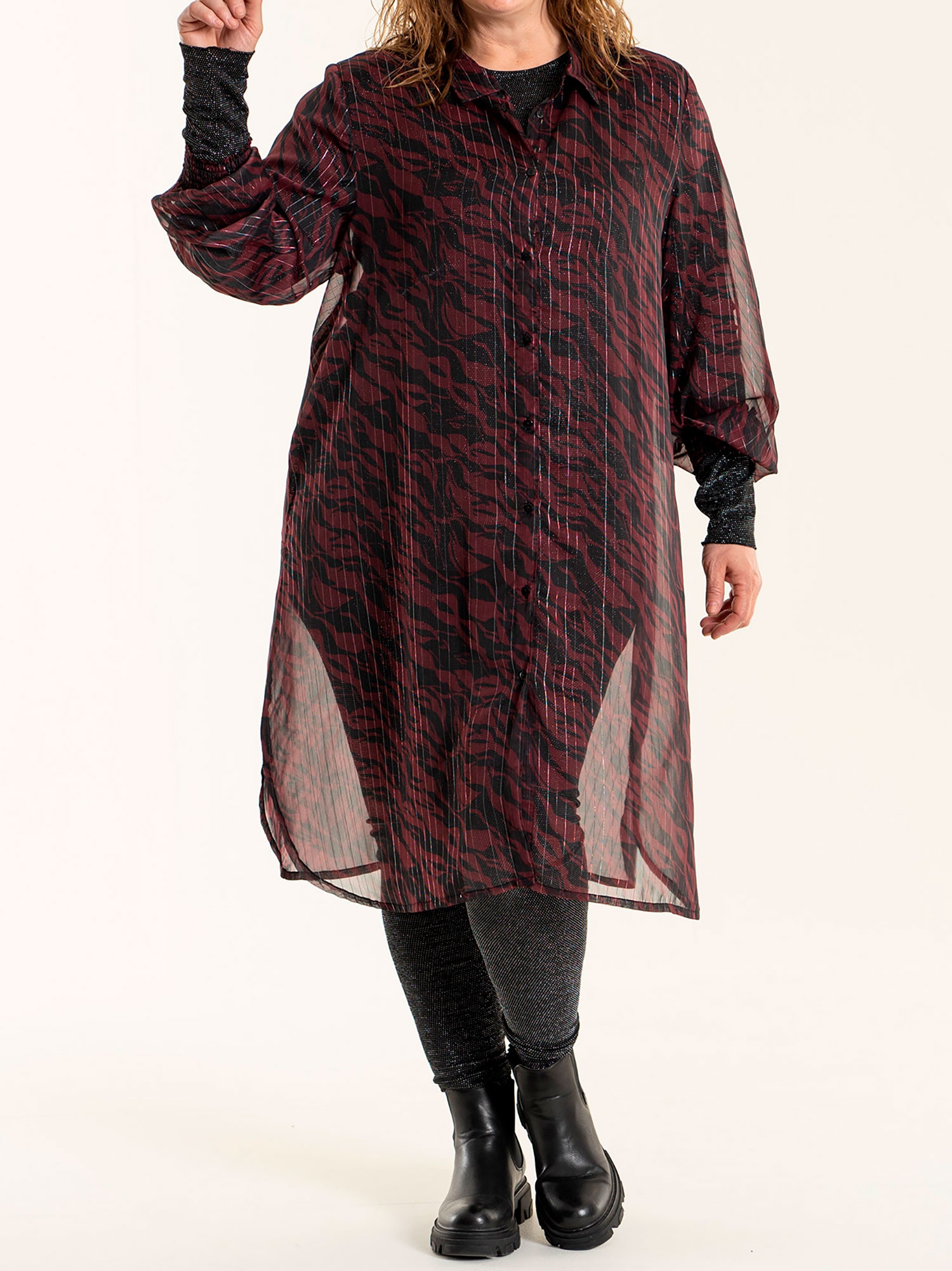 MARGOT - Bordeaux skjorte tunika i chiffon med sort print og sølv striber fra Gozzip