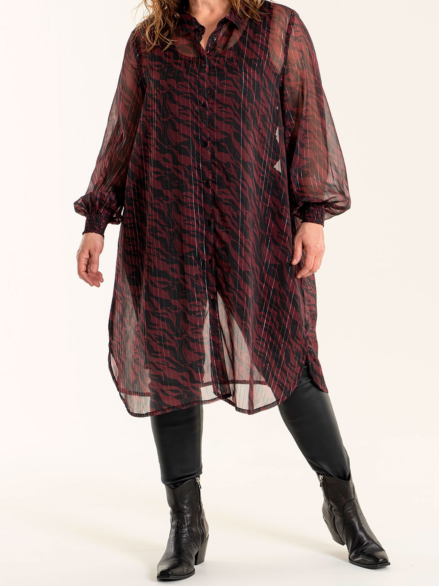 MARGOT - Bordeaux skjorte tunika i chiffon med sort print og sølv striber fra Gozzip