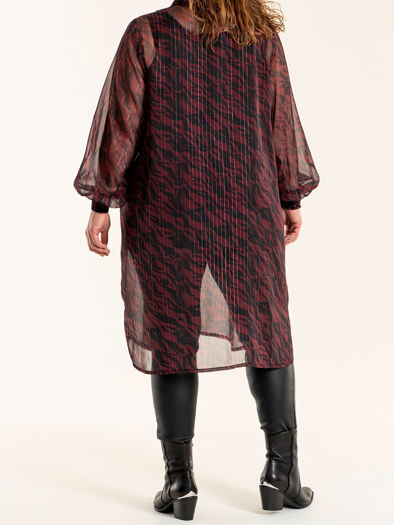 MARGOT - Bordeaux skjorte tunika i chiffon med sort print og sølv striber fra Gozzip
