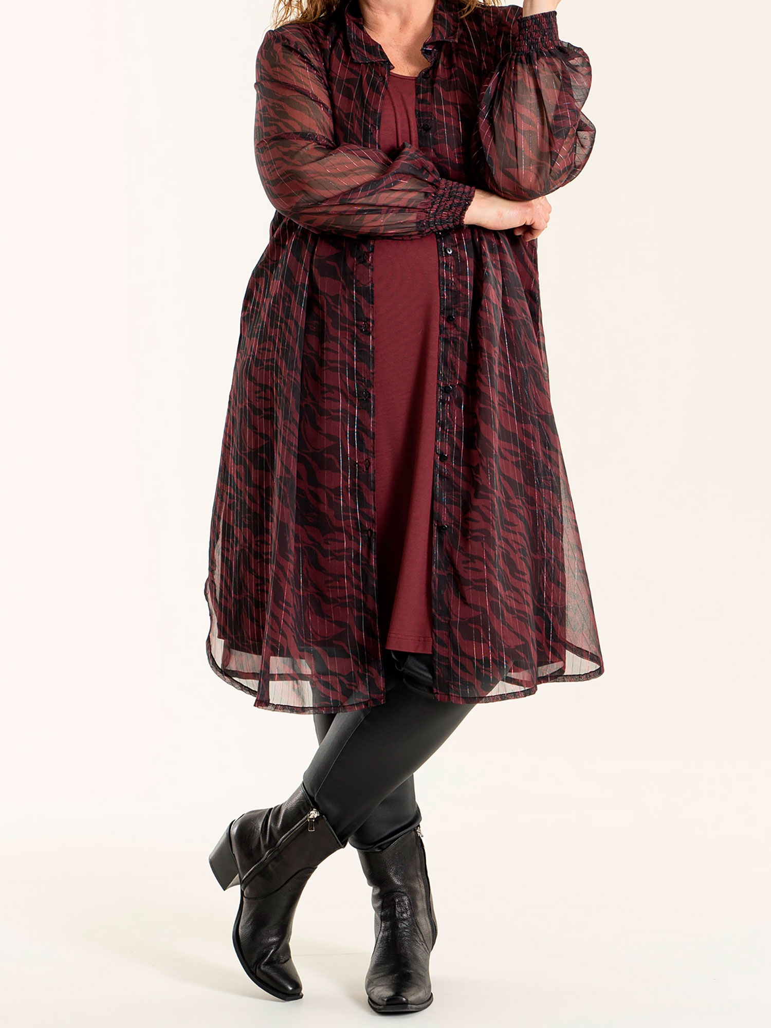 MARGOT - Bordeaux skjorte tunika i chiffon med sort print og sølv striber fra Gozzip