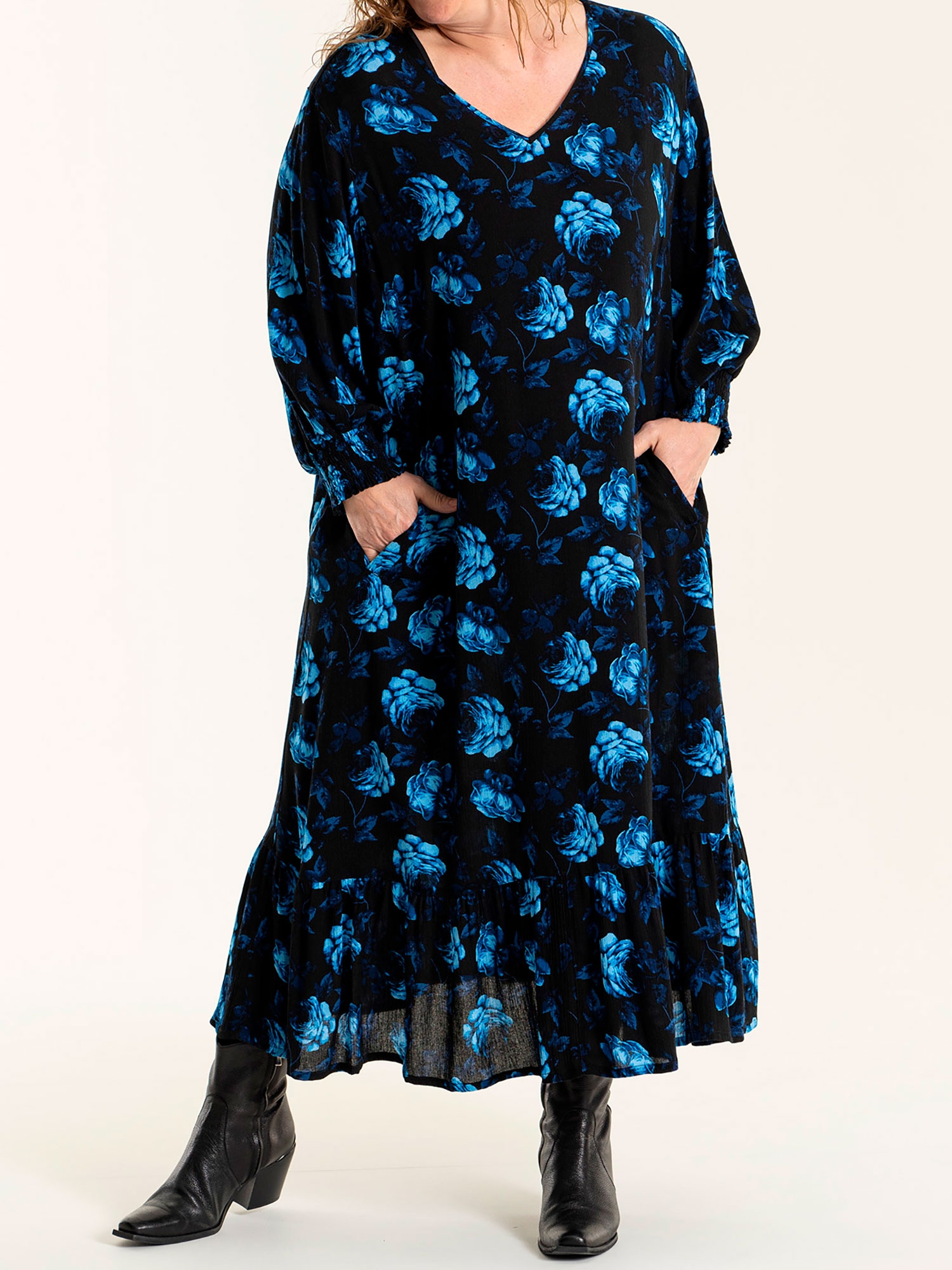 ABDI - Sort viskose kjole med blå roser fra Gozzip