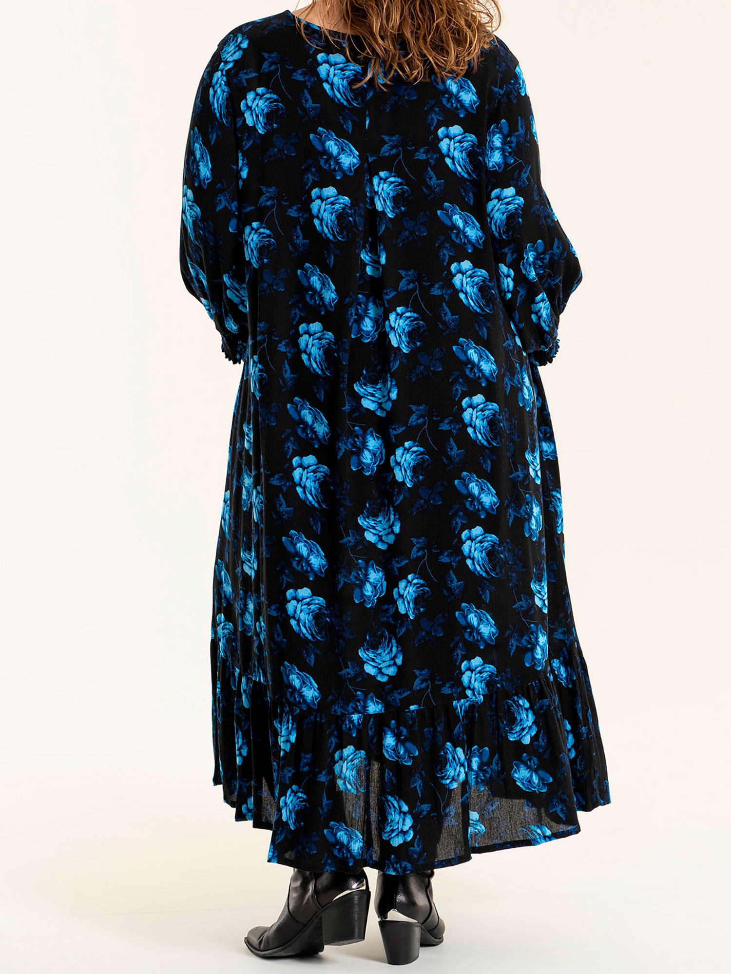 ABDI - Sort viskose kjole med blå roser fra Gozzip