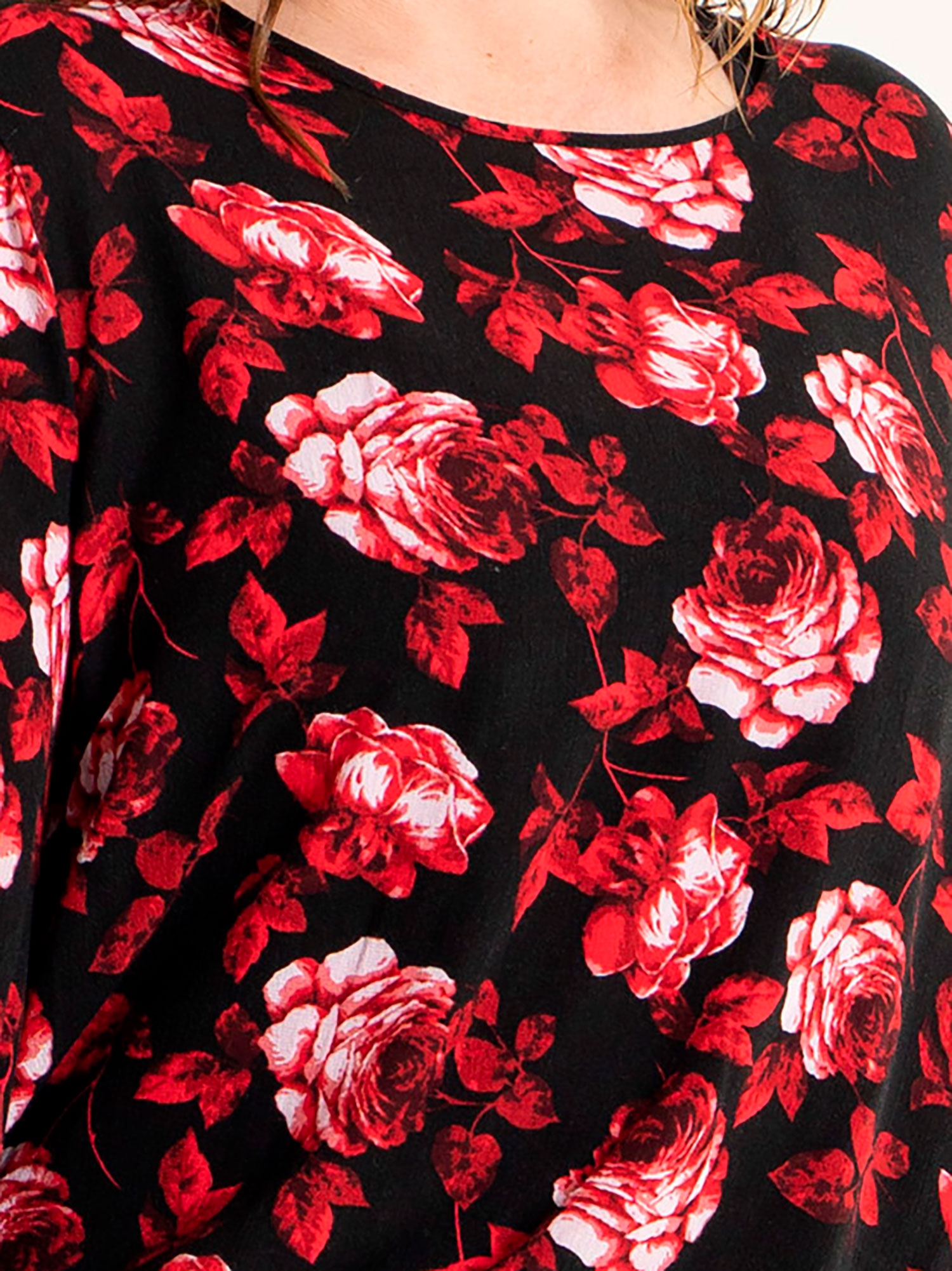 Fanny - Sort viskose bluse med flotte røde blomster fra Gozzip