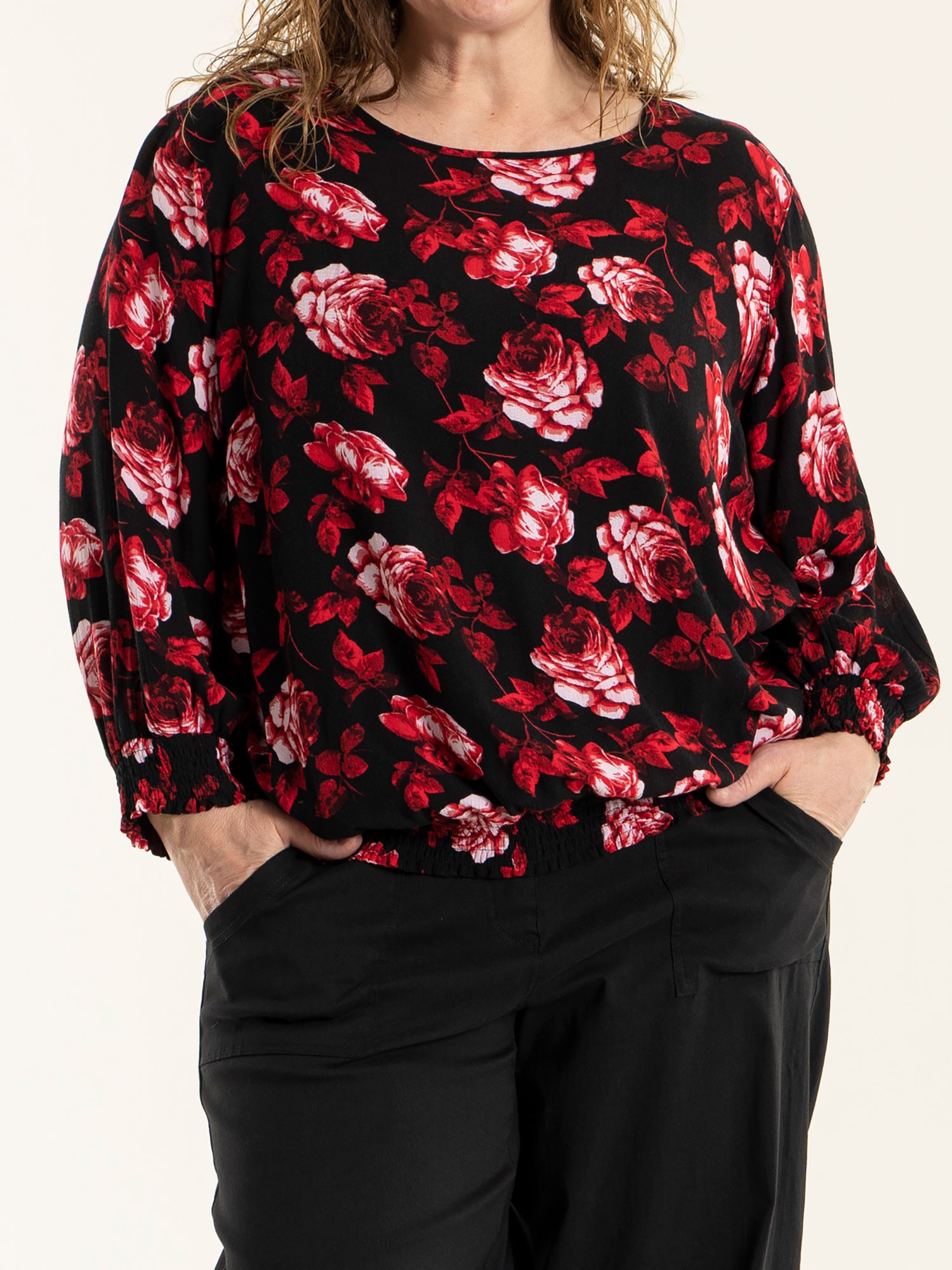 Fanny - Sort viskose bluse med flotte røde blomster fra Gozzip
