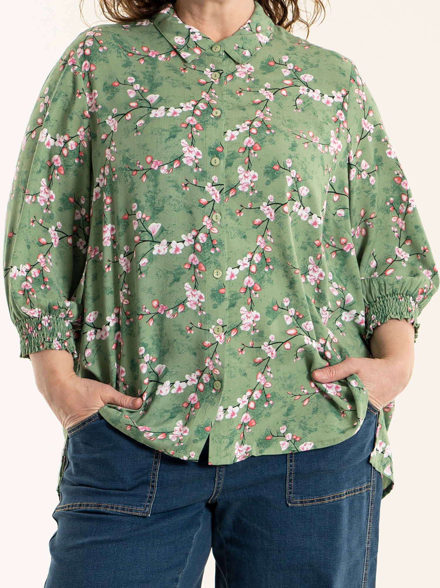 HARRIET - Grøn viskose skjorte bluse med blomster print fra Gozzip