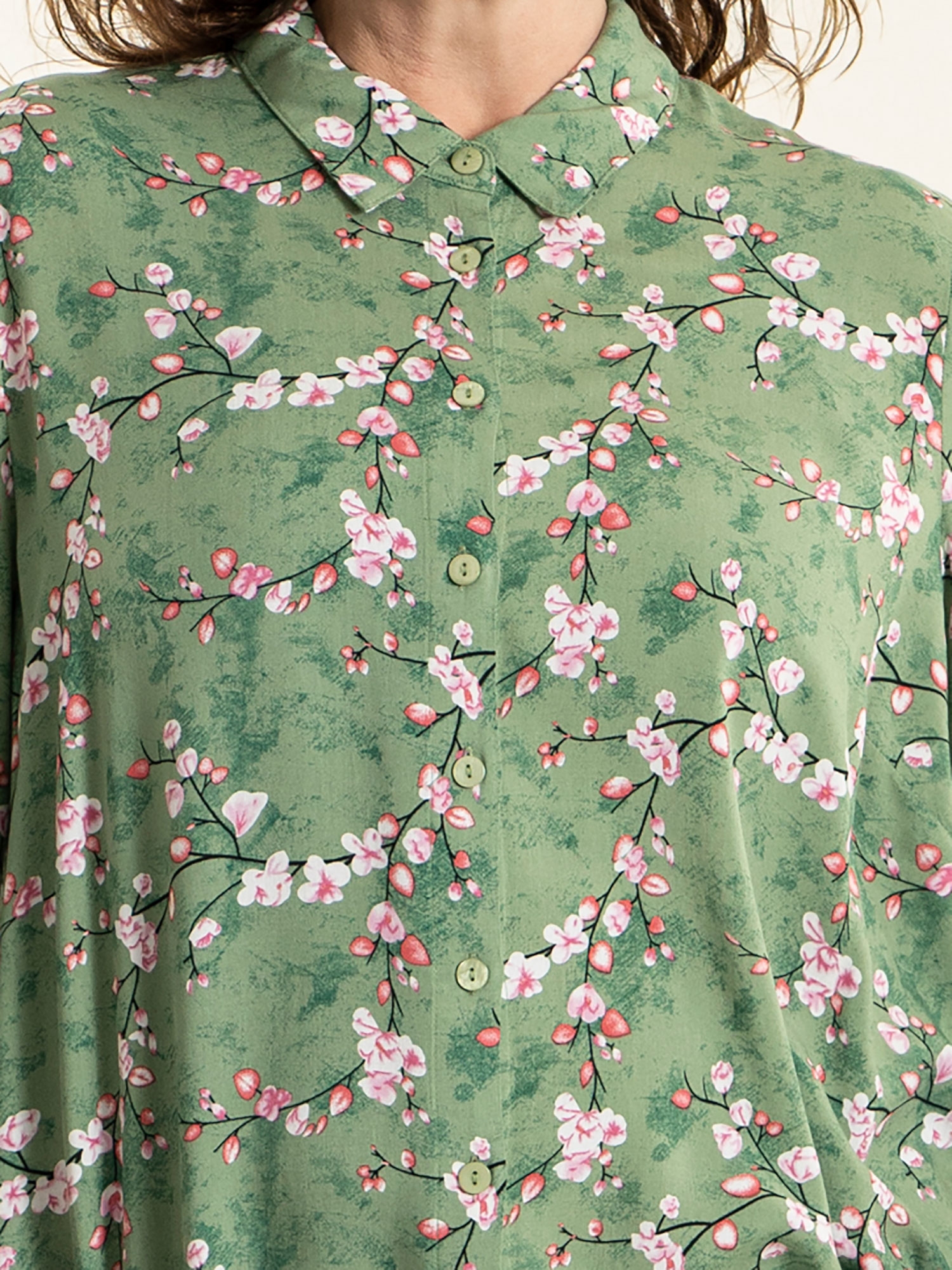 HARRIET - Grøn viskose skjorte bluse med blomster print fra Gozzip