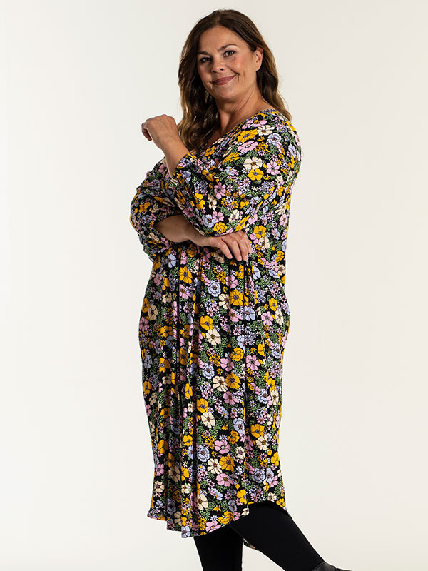 ELSE - Sort viskose kjole med smukke blomster fra Gozzip