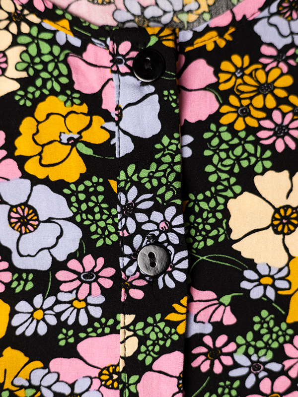 ALINA - Sort viskose tunika med smukt blomsterprint fra Gozzip