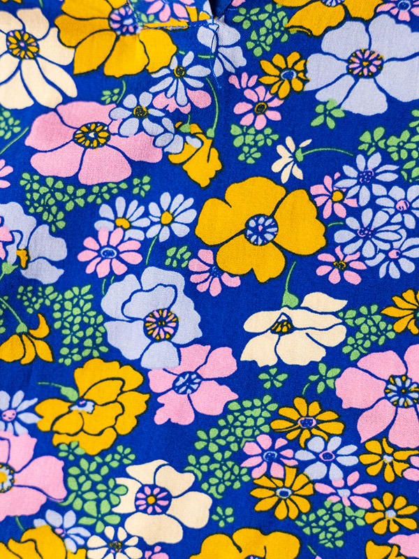 ALVA - Blå viskose bluse med fint blomster print fra Gozzip