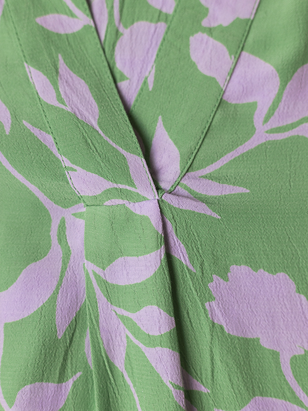 Grethe - Grøn viskose bluse med V-hals og lilla print fra Gozzip