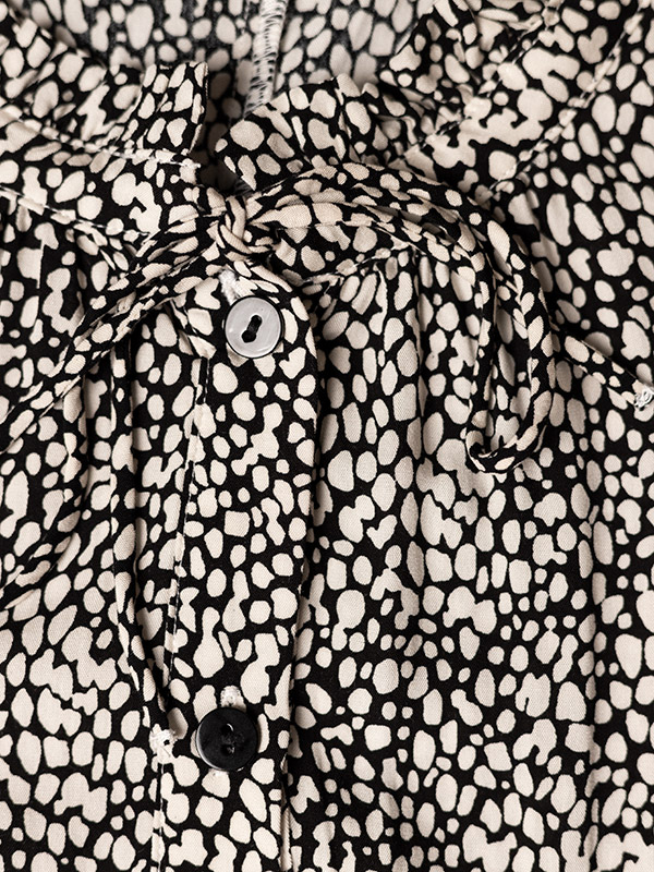 ALEXANDRA - Lang sort viskose kjole med flot hvidt print  fra Gozzip