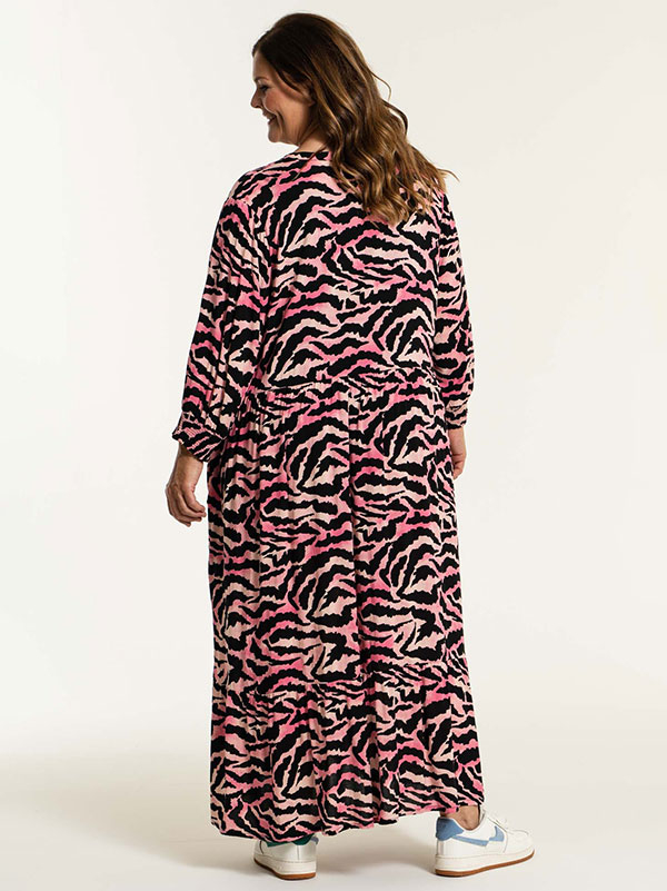 CONNY - Lang pink viskose kjole med sort og hvid dyreprint fra Gozzip
