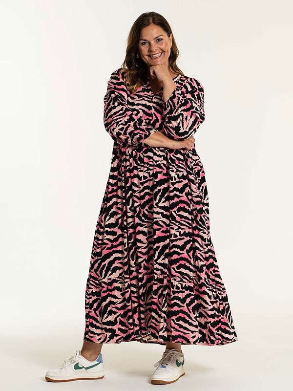 CONNY - Lang pink viskose kjole med sort og hvid dyreprint fra Gozzip