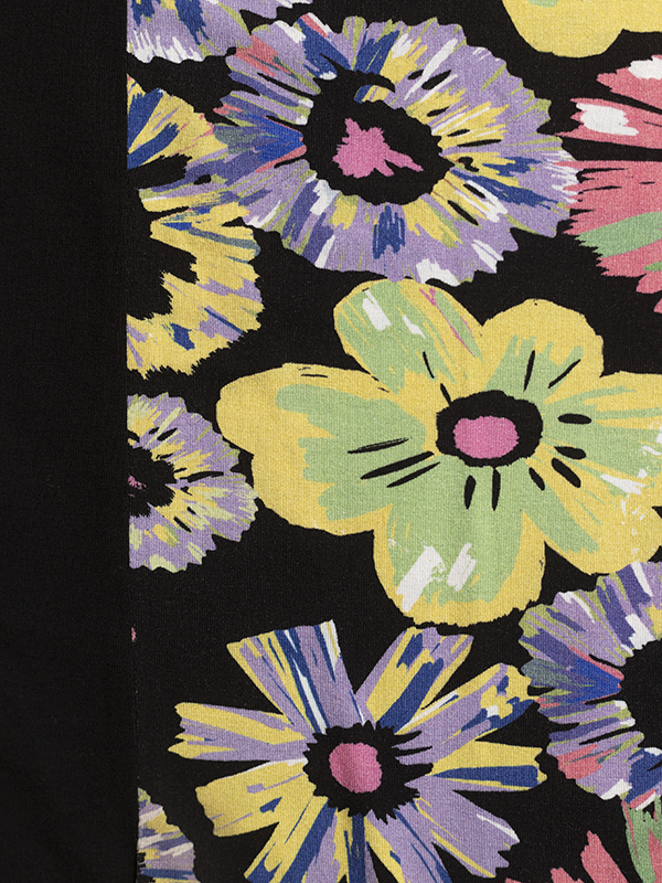 ELLEN - Sort tunika i viskose jersey med blomster print foran fra Gozzip