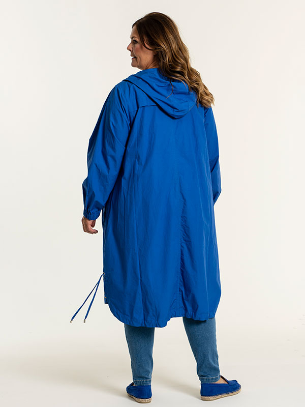 AYAN - Lang blå jakke i vævet bomuld fra Gozzip