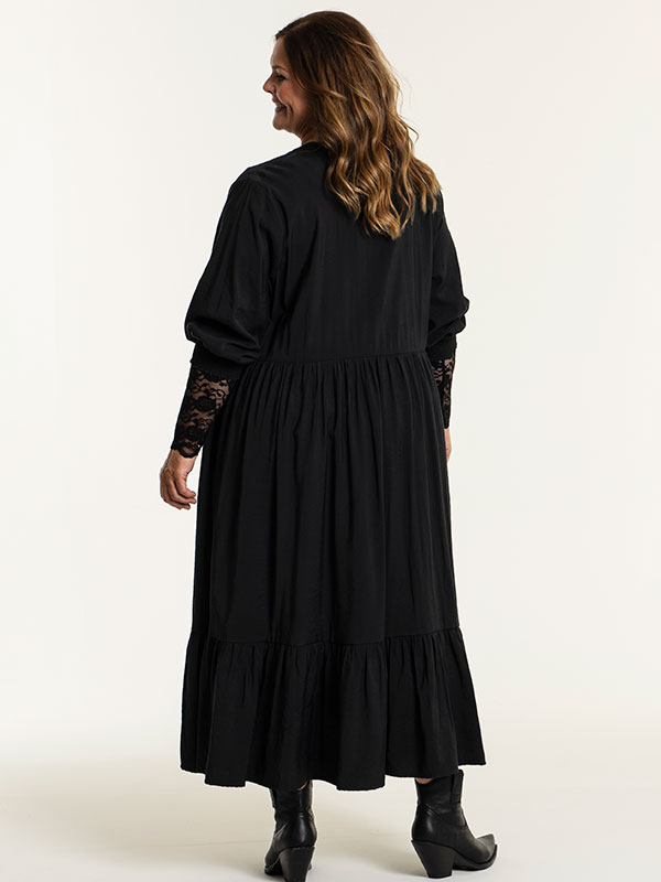 CONNY - Lang sort kjole  fra Gozzip
