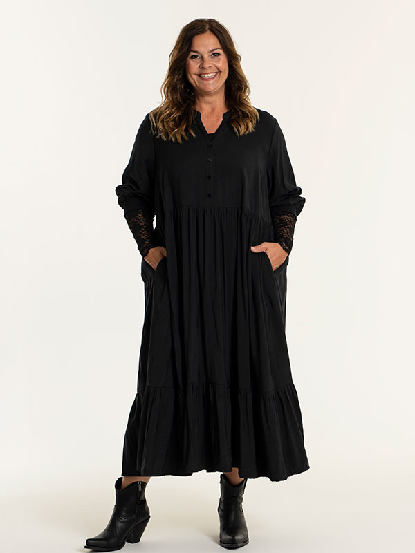CONNY - Lang sort kjole  fra Gozzip