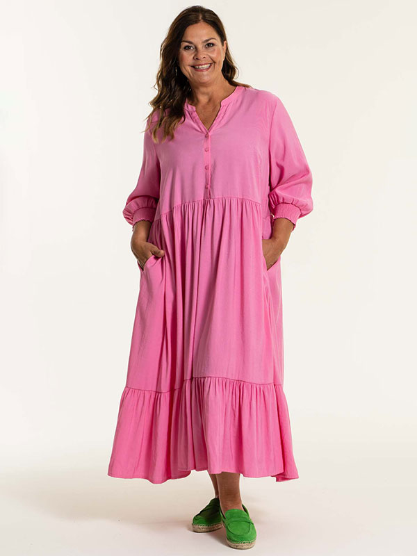 CONNY - Lang pink kjole med lommer og V-hals fra Gozzip