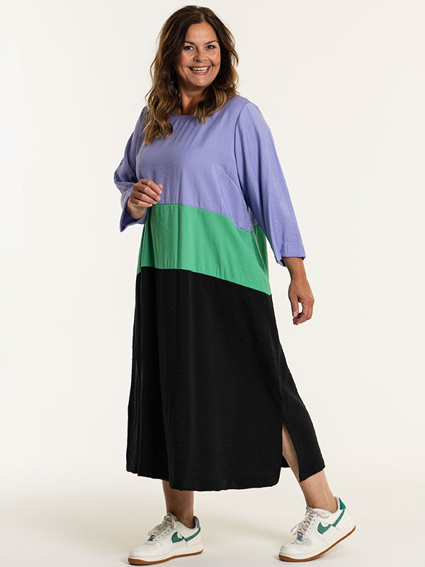 BENTE - Lang 3-farvet kjole fra Gozzip