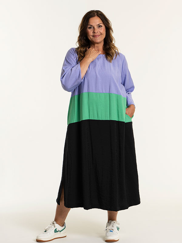BENTE - Lang 3-farvet kjole fra Gozzip