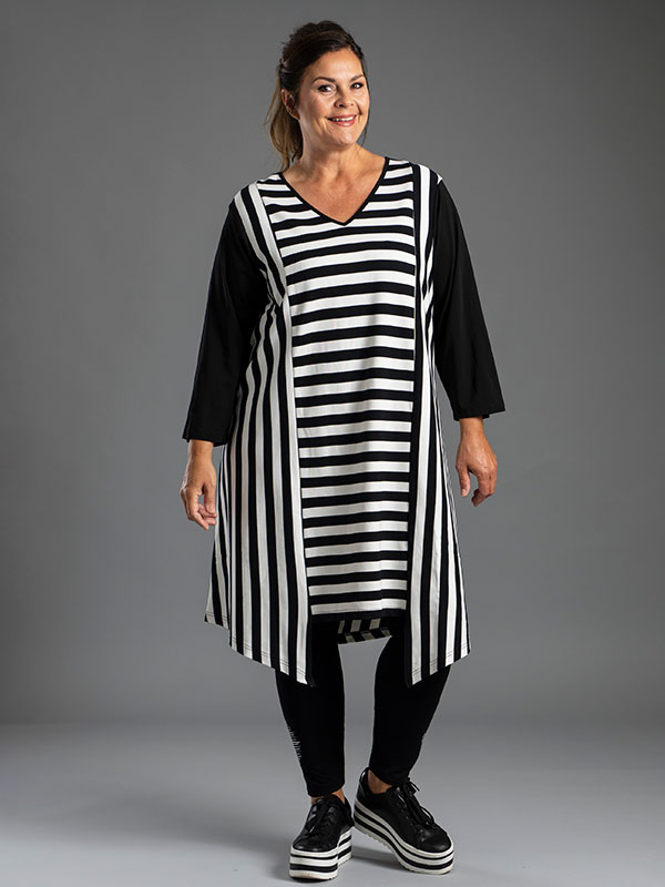 MATILDA - Lang tunika med sort hvide striber fra Gozzip Black