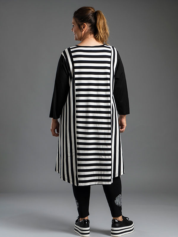 MATILDA - Lang tunika med sort hvide striber fra Gozzip Black