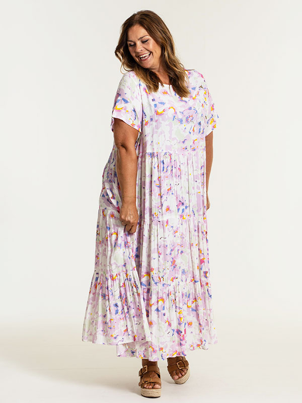 SUSSIE - Lang hvid kjole med print i pastel farver fra Gozzip