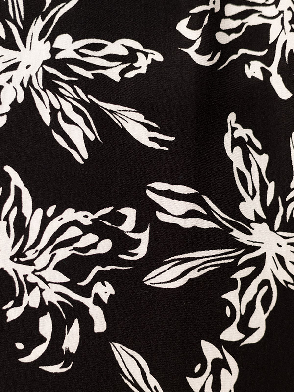 KINNIE - Sort viskose bluse med hvide blomster fra Gozzip