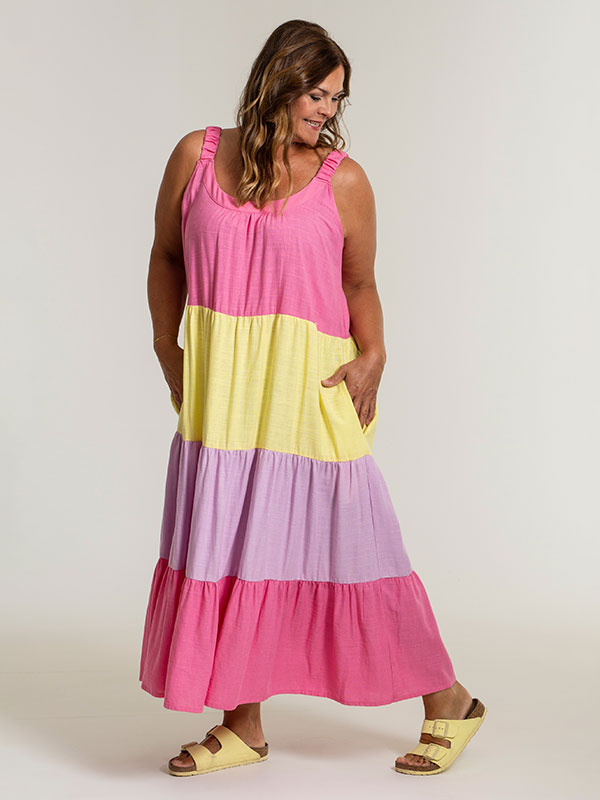 NABILA - Lang kjole med brede striber fra Gozzip
