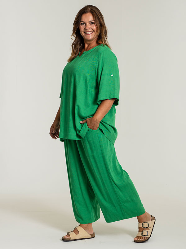 KARINA - Løse grønne bukser med brede ben fra Gozzip