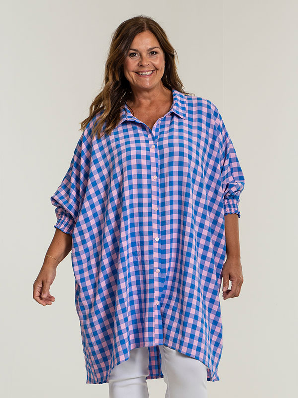 GERDA - Skjorte tunika med blå og lyserøde tern fra Gozzip