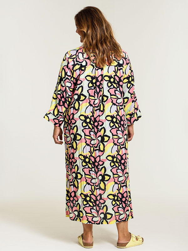 ANNICA - Lang kjole med blomsterprint i klare farver fra Gozzip
