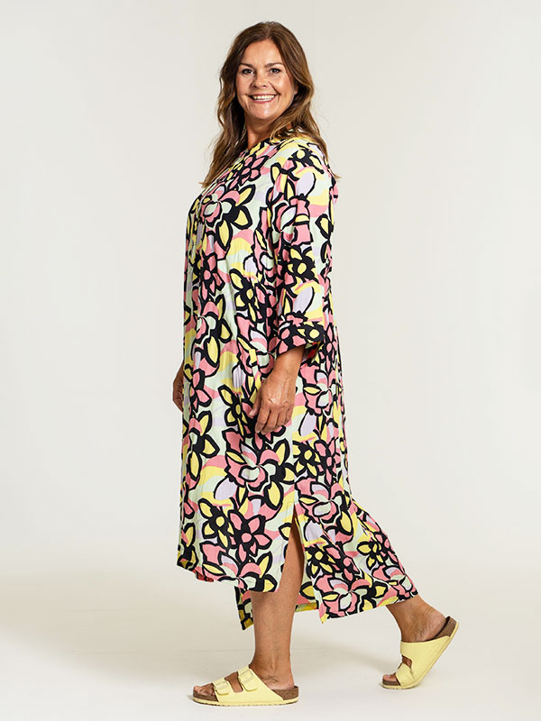 ANNICA - Lang kjole med blomsterprint i klare farver fra Gozzip