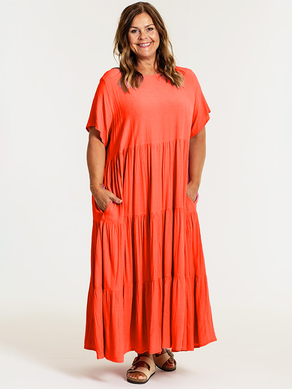 SUSSIE - Lang coral farvet viskose kjole fra Gozzip