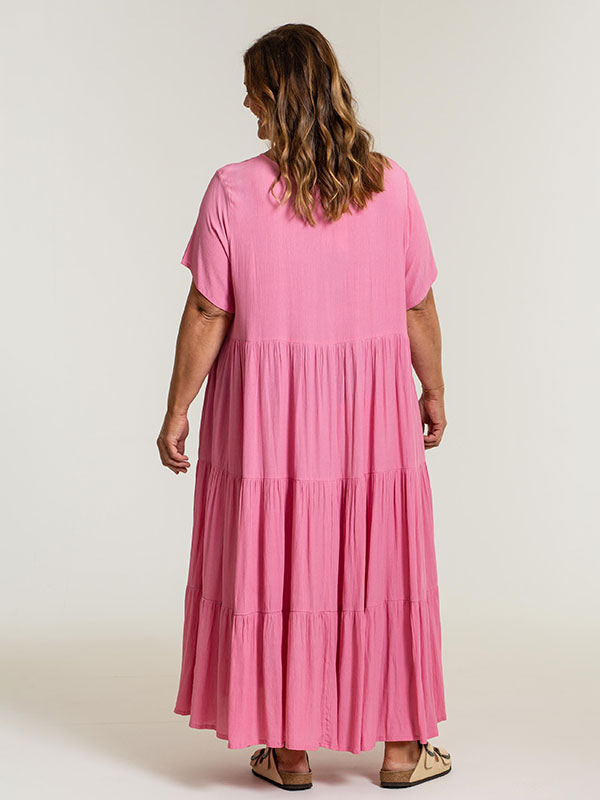 SUSSIE - Lang lyserød kjole i 100% Viskose fra Gozzip