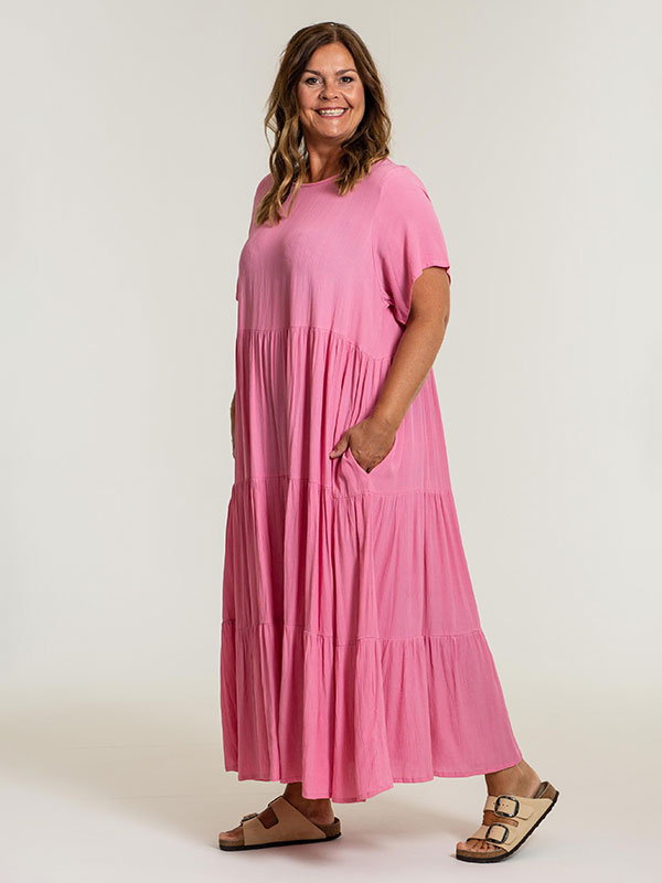 SUSSIE - Lang lyserød kjole i 100% Viskose fra Gozzip