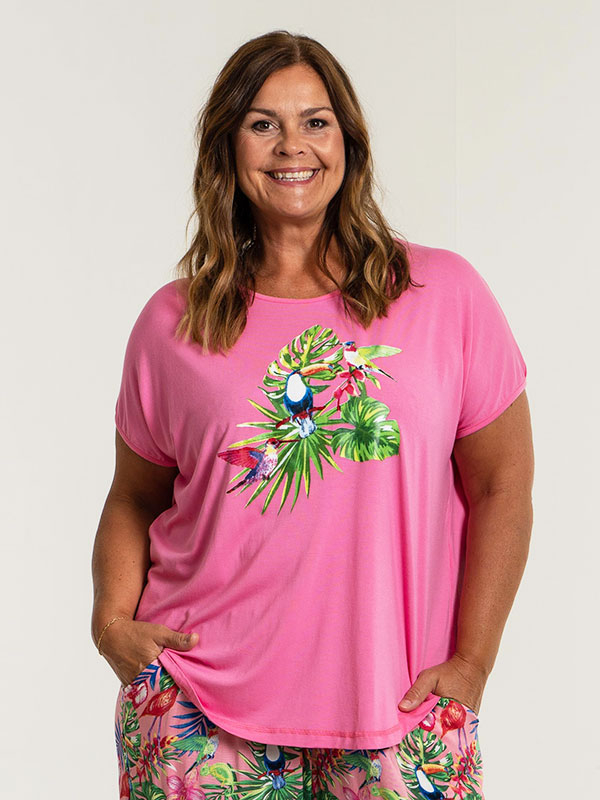 GITTE - Pink T-shirt med trope print fra Gozzip