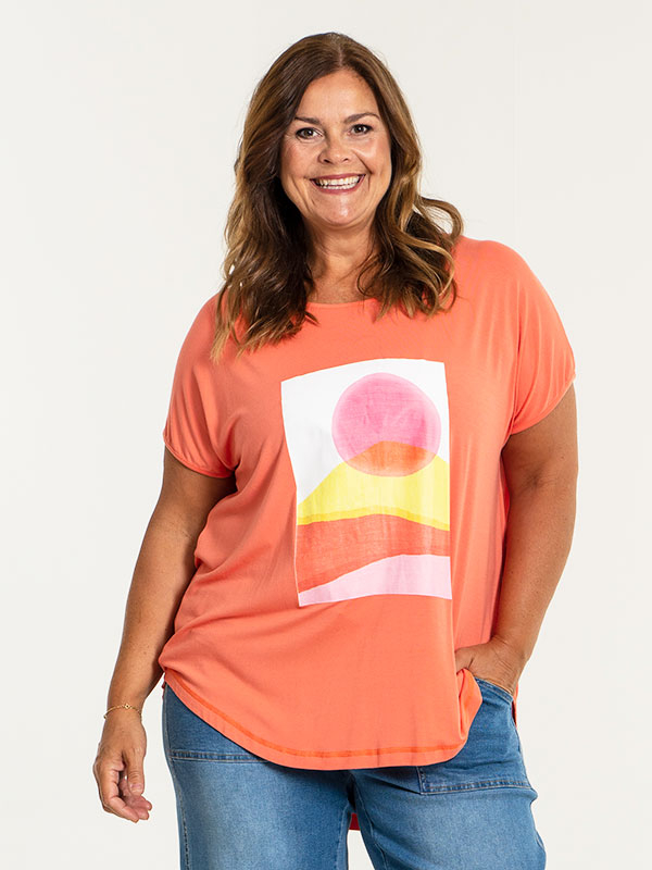 GITTE - Orange T-shirt med sol print fra Gozzip