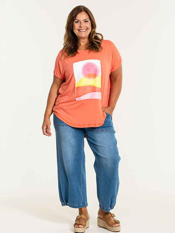 GITTE - Orange T-shirt med sol print fra Gozzip