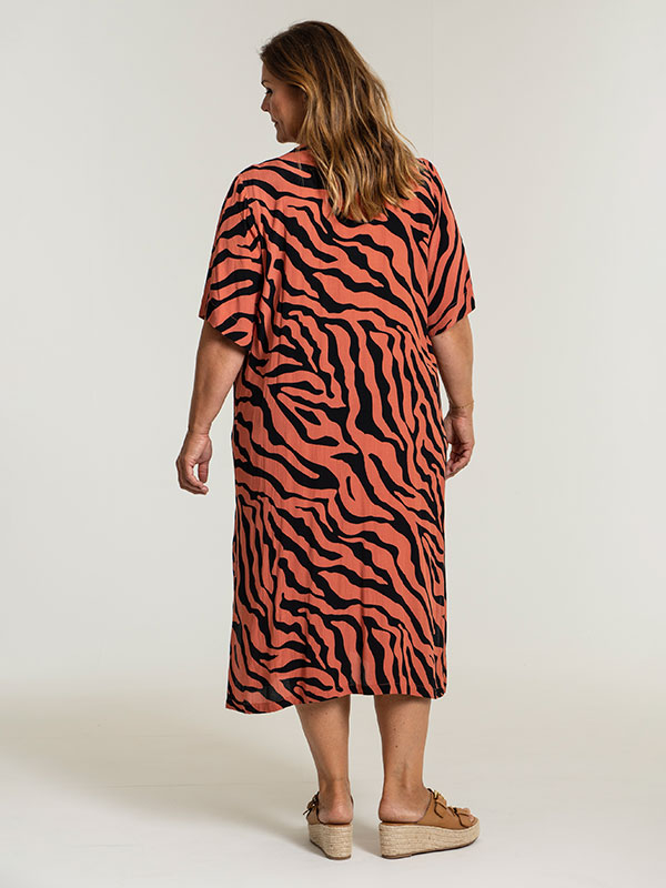 Lenja - Coral farvet viskose kjole med sort print fra Gozzip