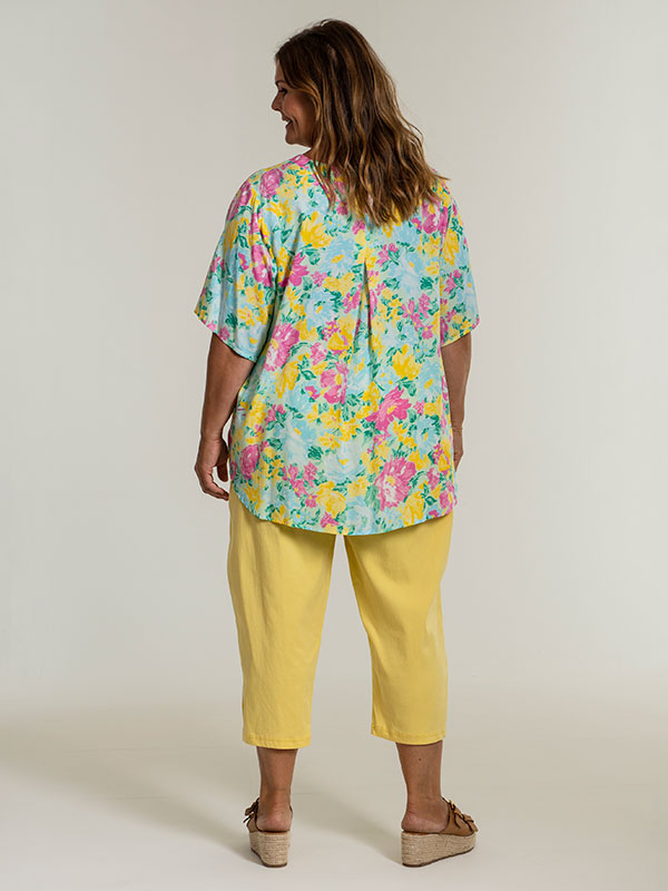 BETH - Turkis bluse med blomsterprint fra Gozzip