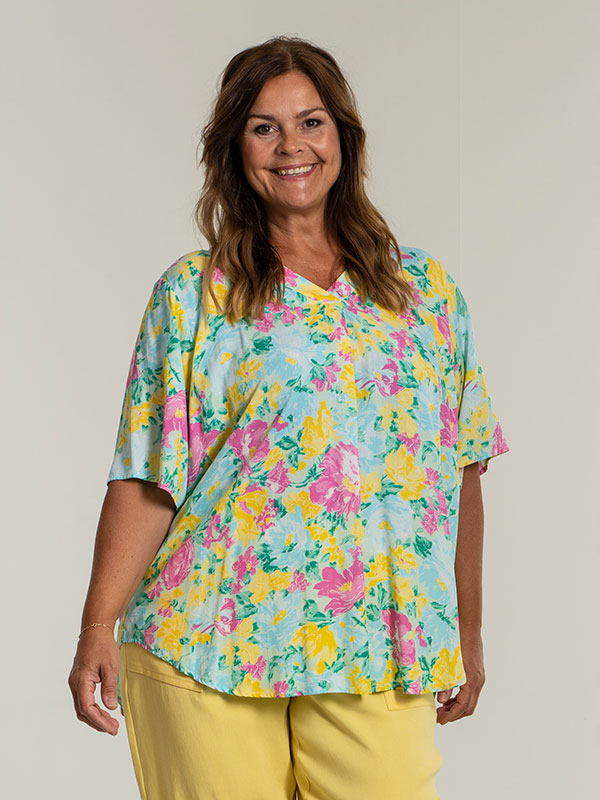 BETH - Turkis bluse med blomsterprint fra Gozzip