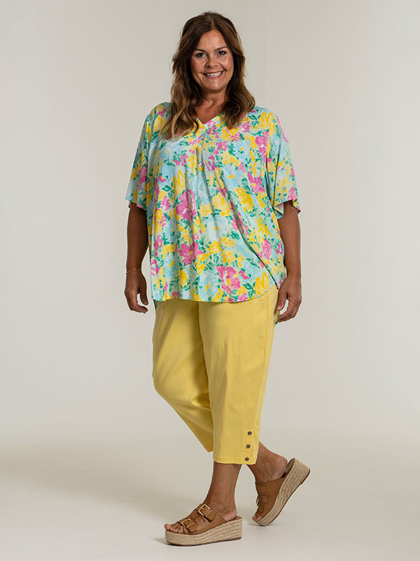 BETH - Turkis bluse med blomsterprint fra Gozzip