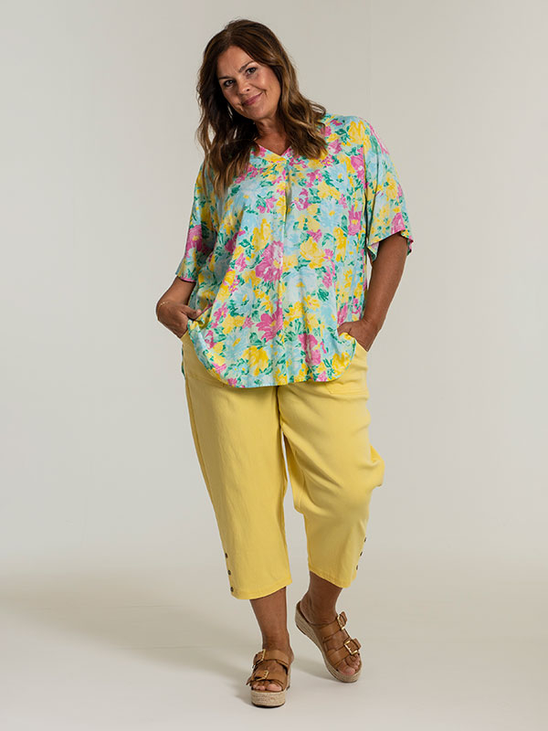 BETH - Turkis bluse med blomsterprint fra Gozzip