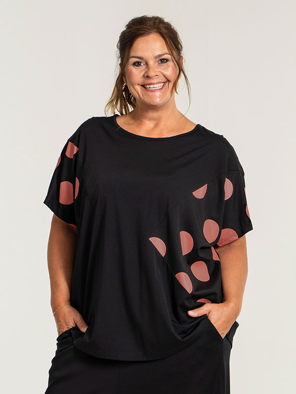 MAGGA - Sort jersey bluse med coral farvet print fra Gozzip Black
